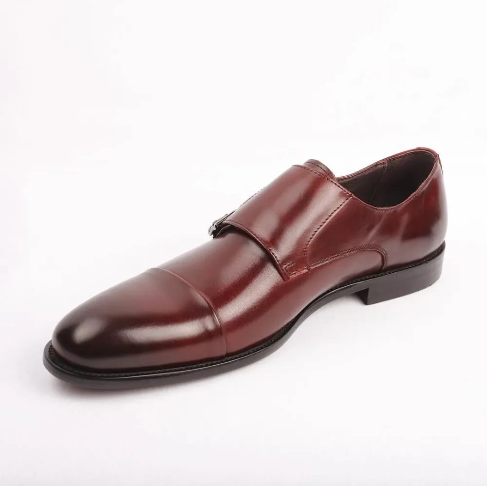 Бордовый кожаный монк с одной пряжкой вид сбоку — cap-toe, гладкая глянцевая кожа, тёмная кожаная подошва