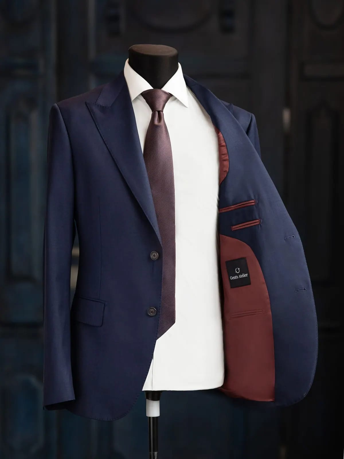 Синий пиджак с отогнутой полой — виден бордовый подклад