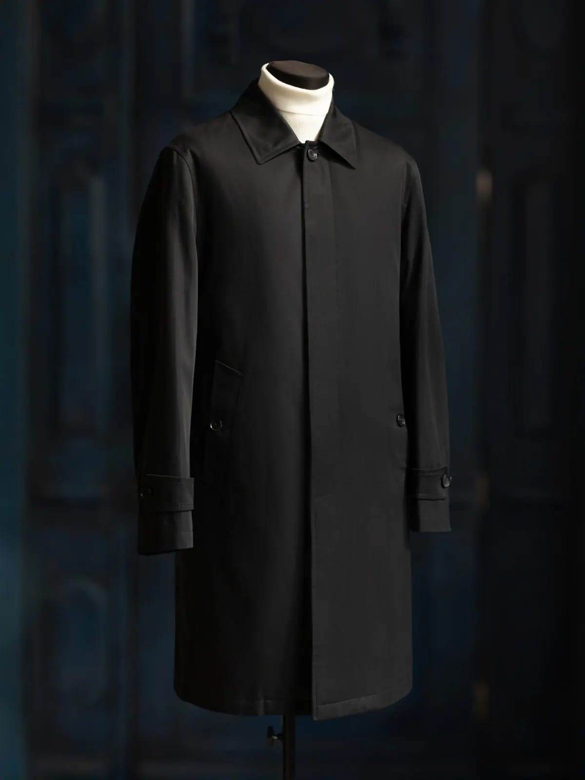 Чёрный плащ со съёмной подстёжкой, сшитый на заказ в Gent’s Atelier