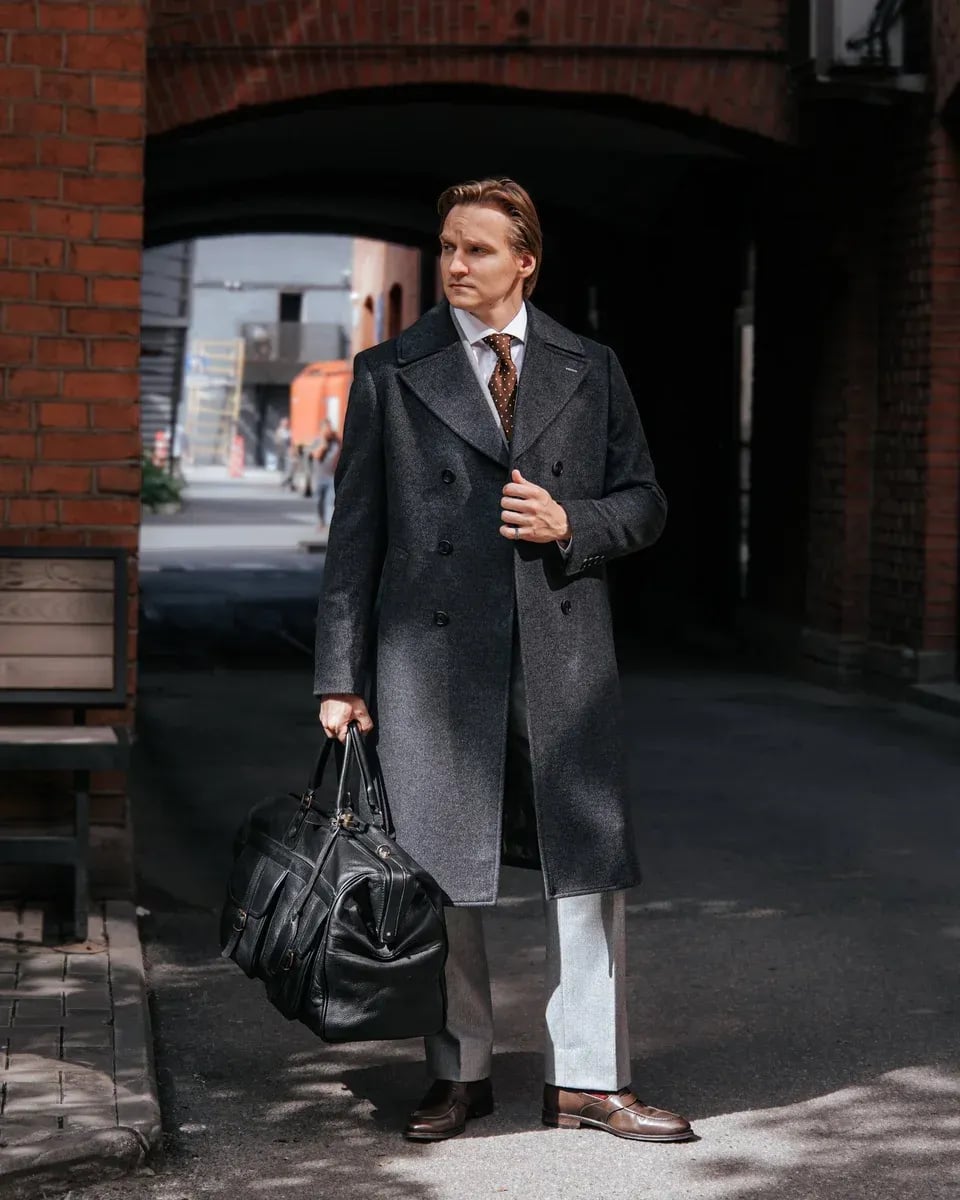 Серая шинель для стилиста Александра Клейменова — пошив Gent's Atelier
