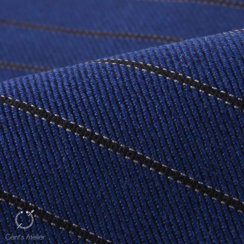 Крупный план ткани Scabal — синяя с чёрной полоской