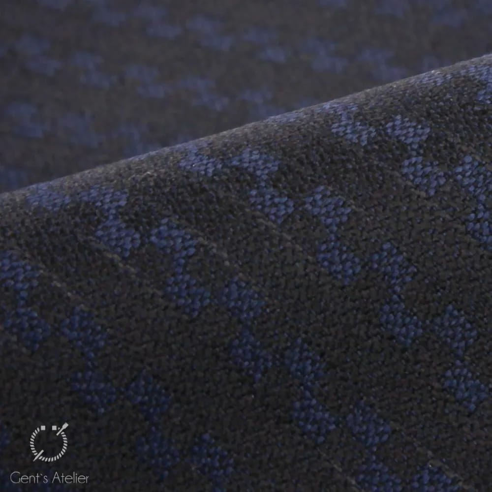 Крупный план ткани Scabal — тёмная с синей клеткой