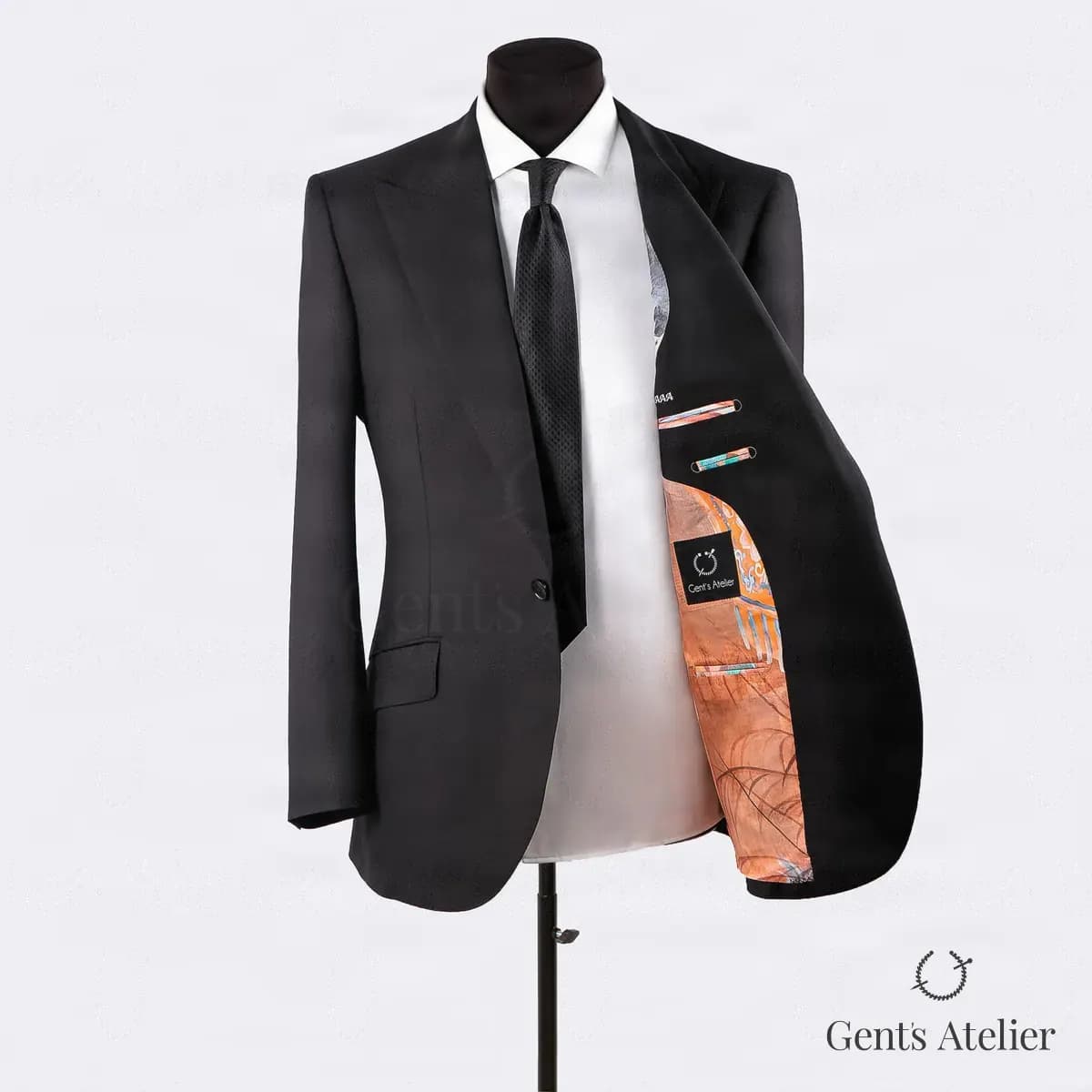 Черный костюм из премиальной ткани Ermenegildo Zegna с монограммой