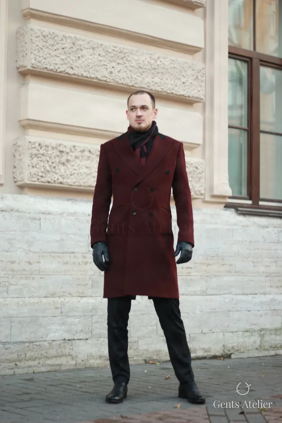 Чёрный смокинг и бордовое пальто