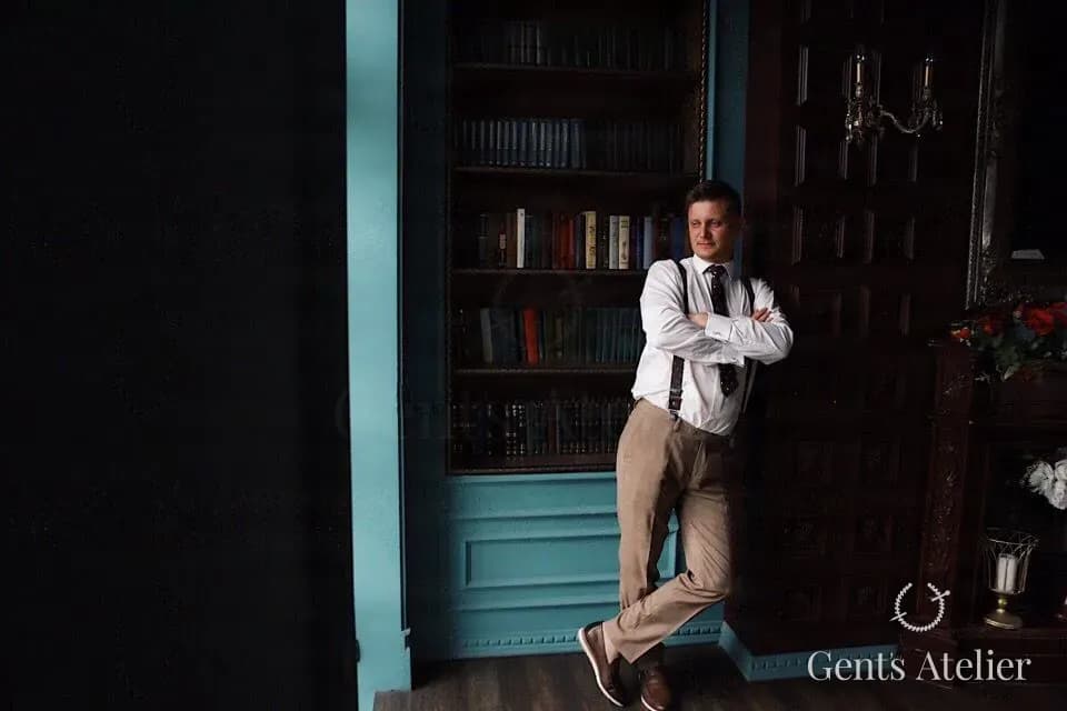 Бежевый жилет с сорочкой и брюками
