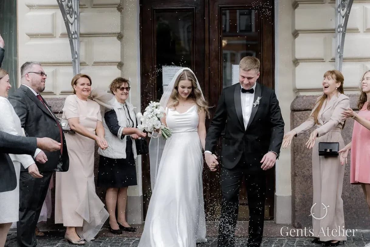 Свадебный чёрный смокинг для жениха