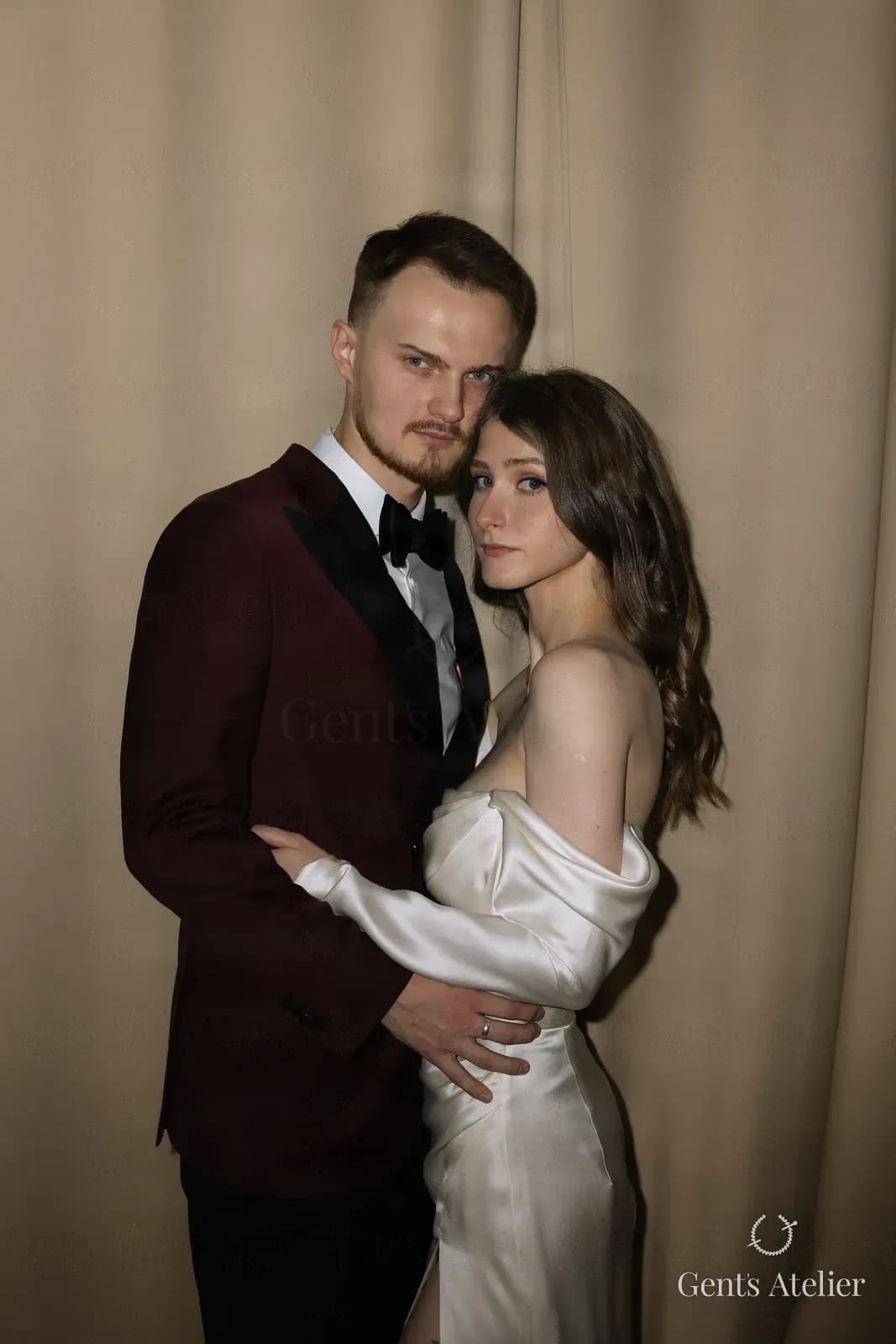 Бордовый смокинг для дресс-кода black tie