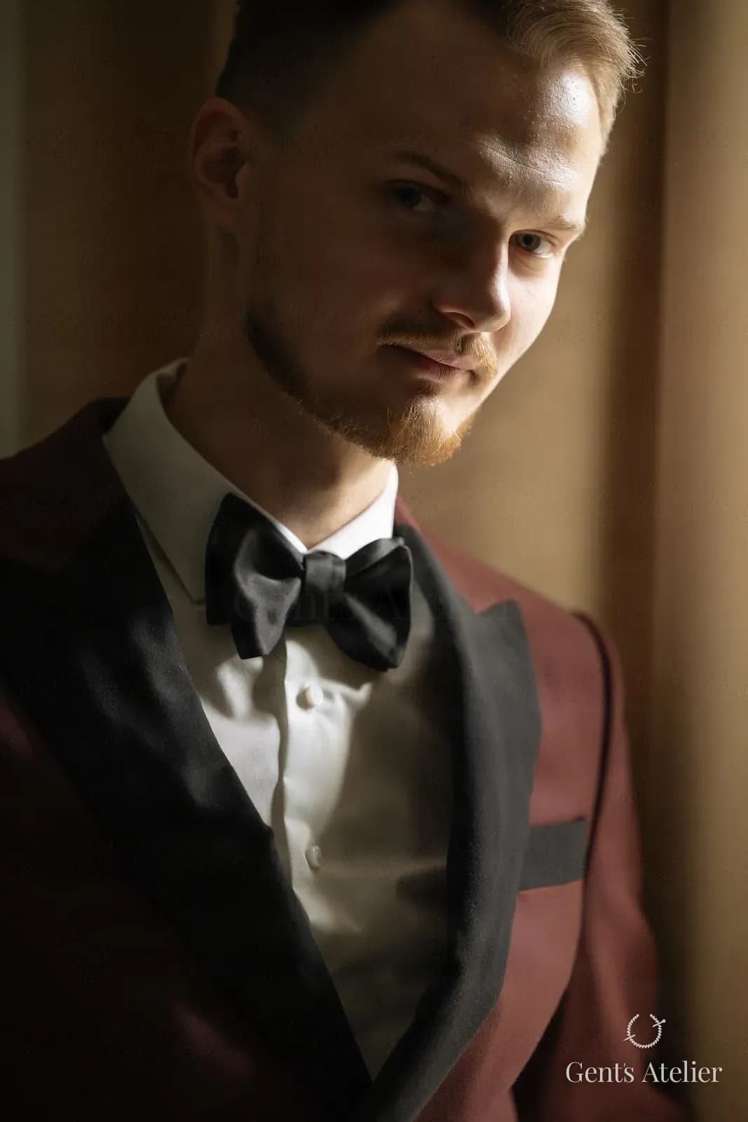Бордовый смокинг для дресс-кода black tie