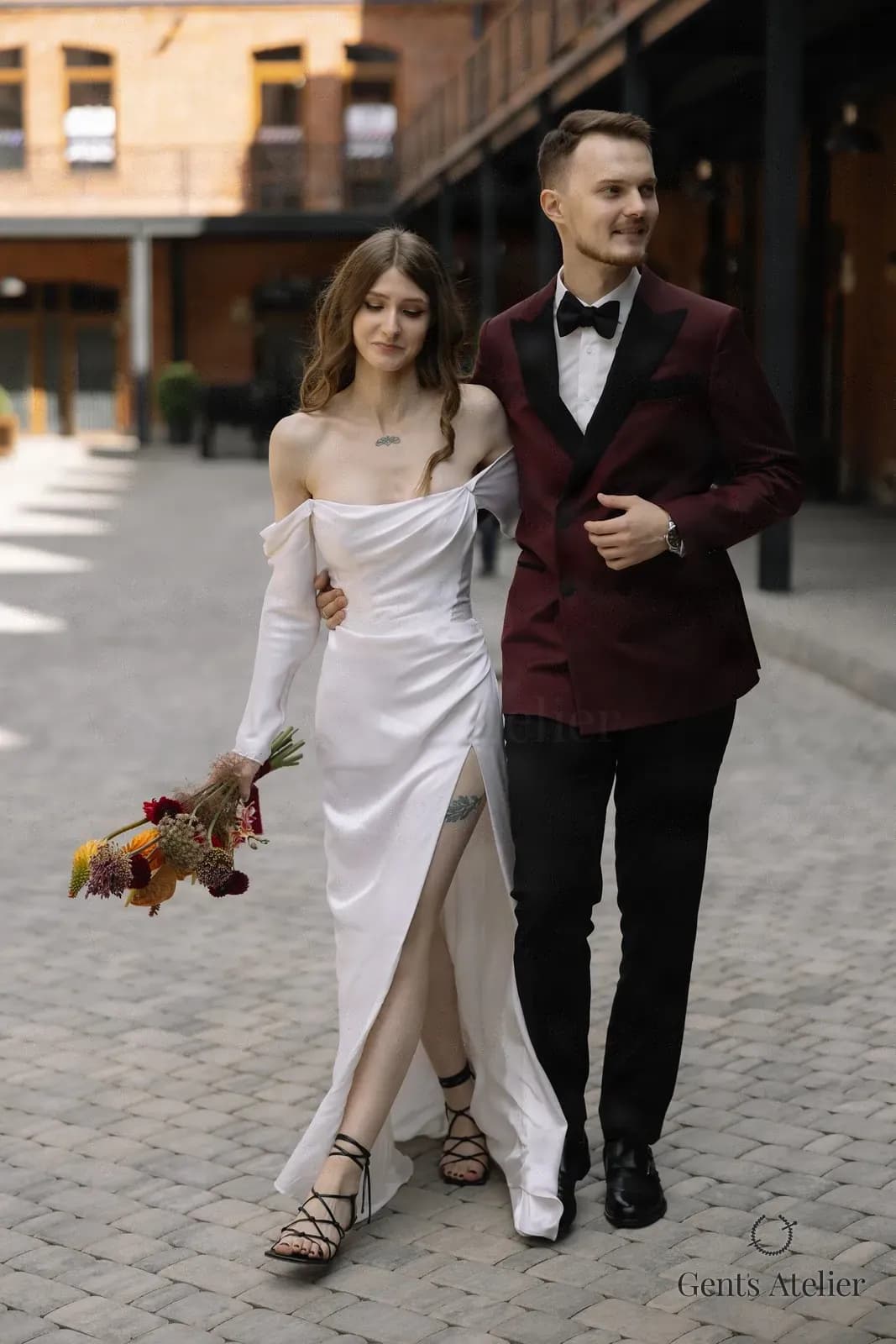 Бордовый смокинг для дресс-кода black tie