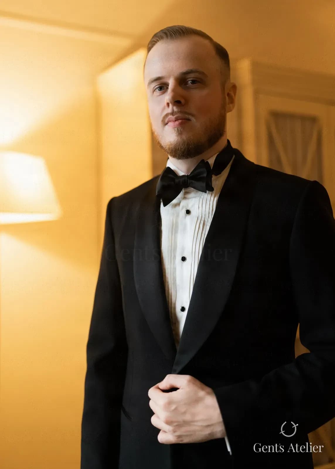 Чёрный смокинг Scabal с атласным лацканом