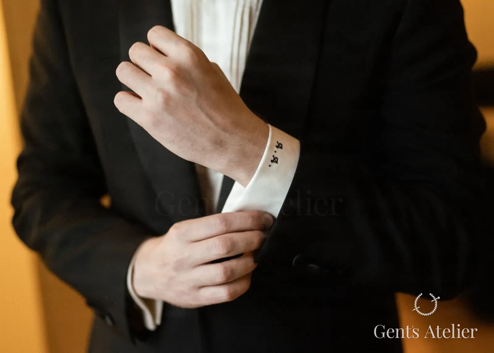 Чёрный смокинг Scabal с атласным лацканом