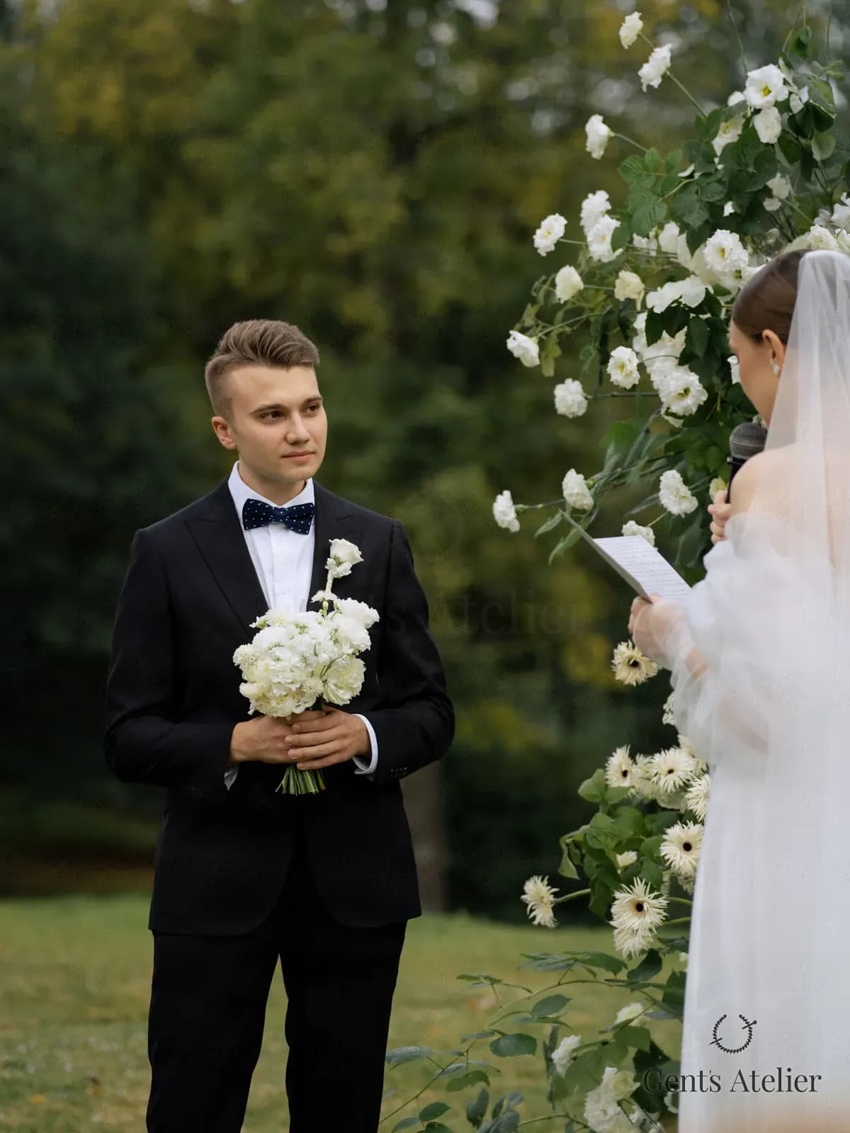 Чёрный смокинг с сорочкой из 100% шерсти