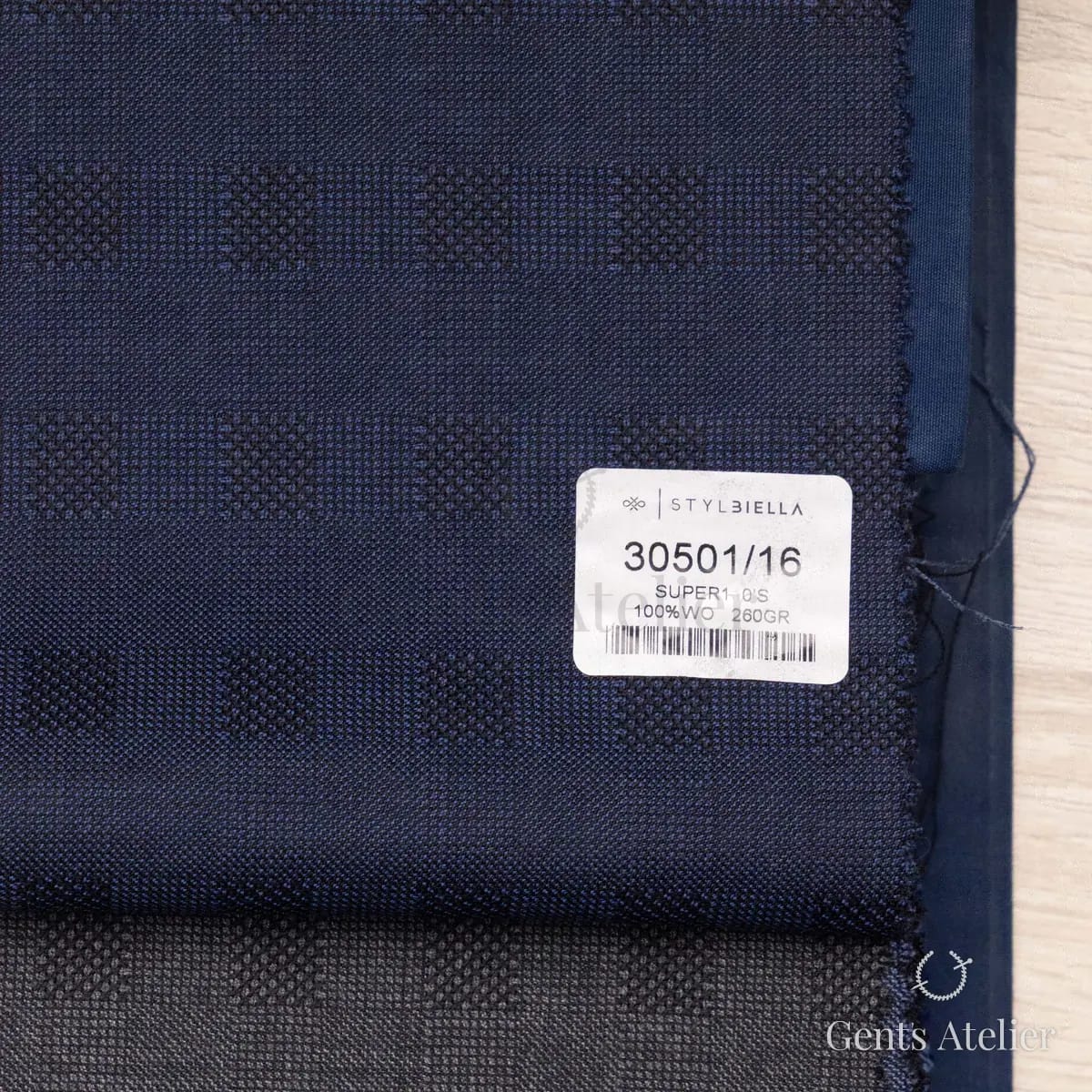 Образец ткани Stylbiella 30501/16 с этикеткой, тёмно-синий