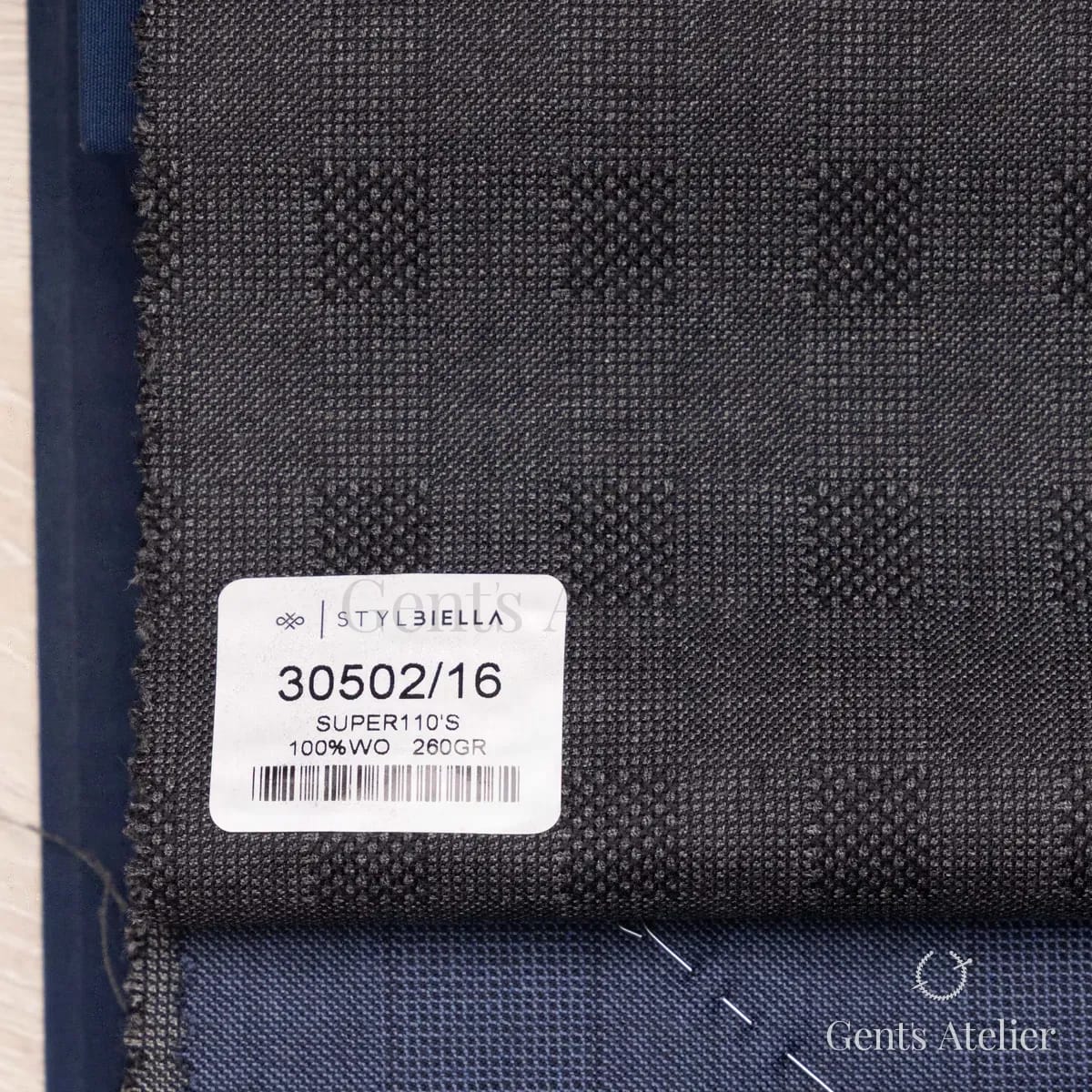 Образец ткани Stylbiella 30502/16 с этикеткой, тёмно-серый