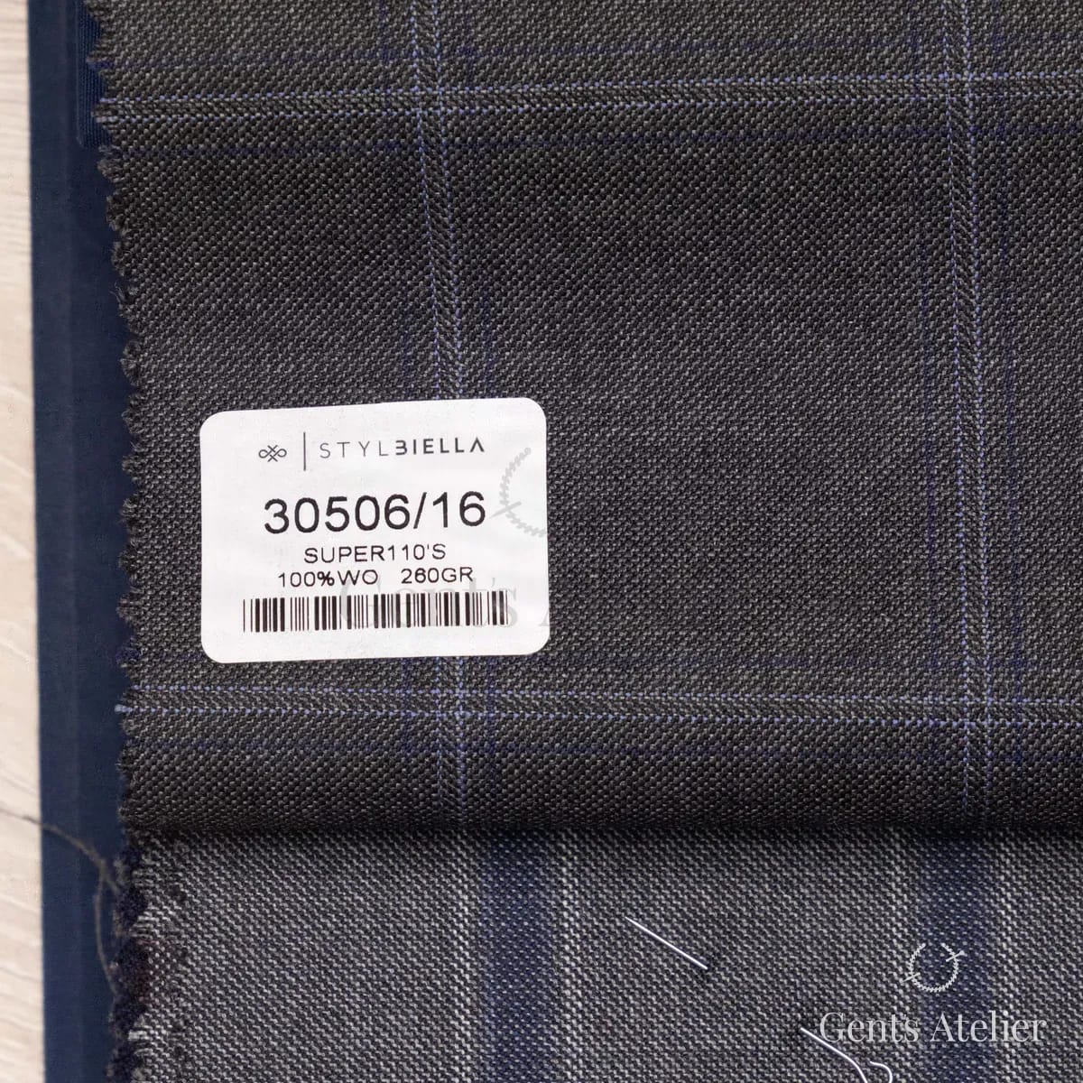 Образец ткани Stylbiella 30506/16 с этикеткой, тёмно-серый