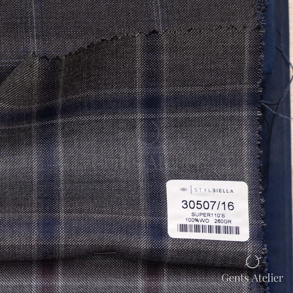 Образец ткани Stylbiella 30507/16 с этикеткой, тёмно-серый