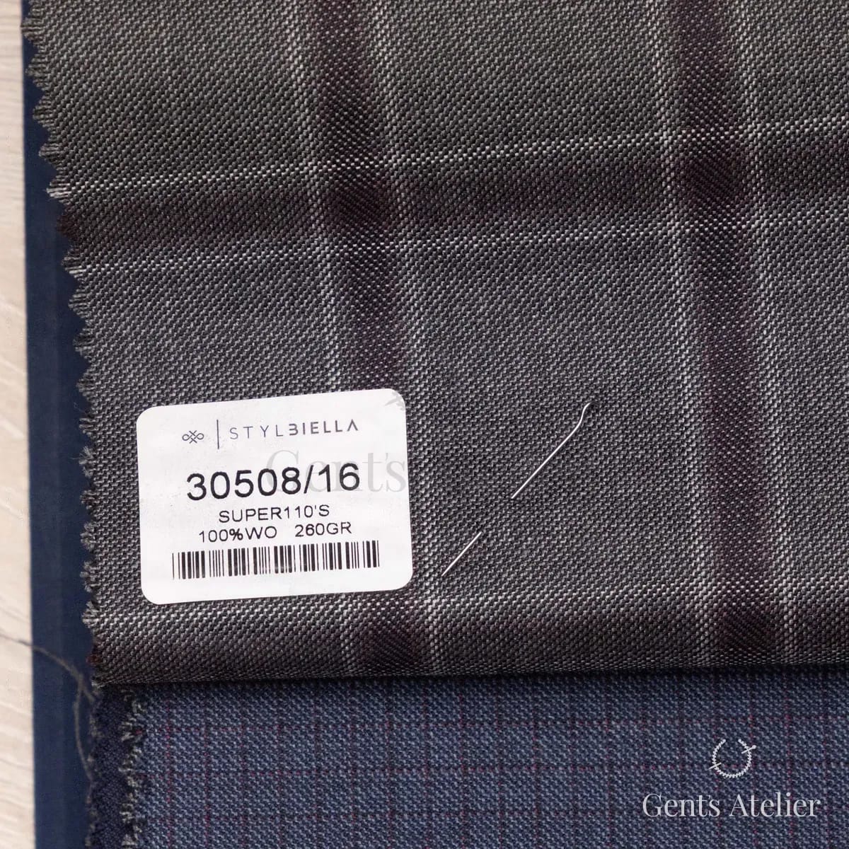 Образец ткани Stylbiella 30508/16 с этикеткой, серо-коричневый