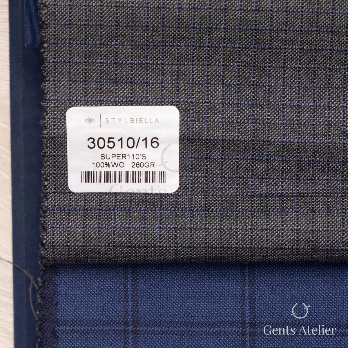 Образец ткани Stylbiella 30510/16 с этикеткой, тёмно-серый
