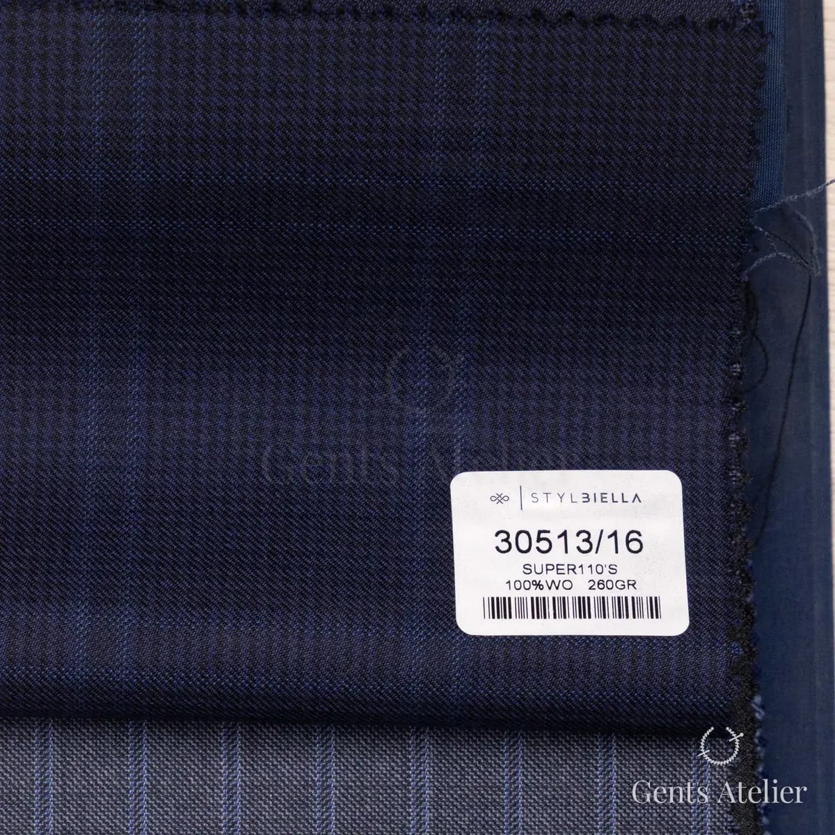 Образец ткани Stylbiella 30513/16 с этикеткой, тёмно-синий