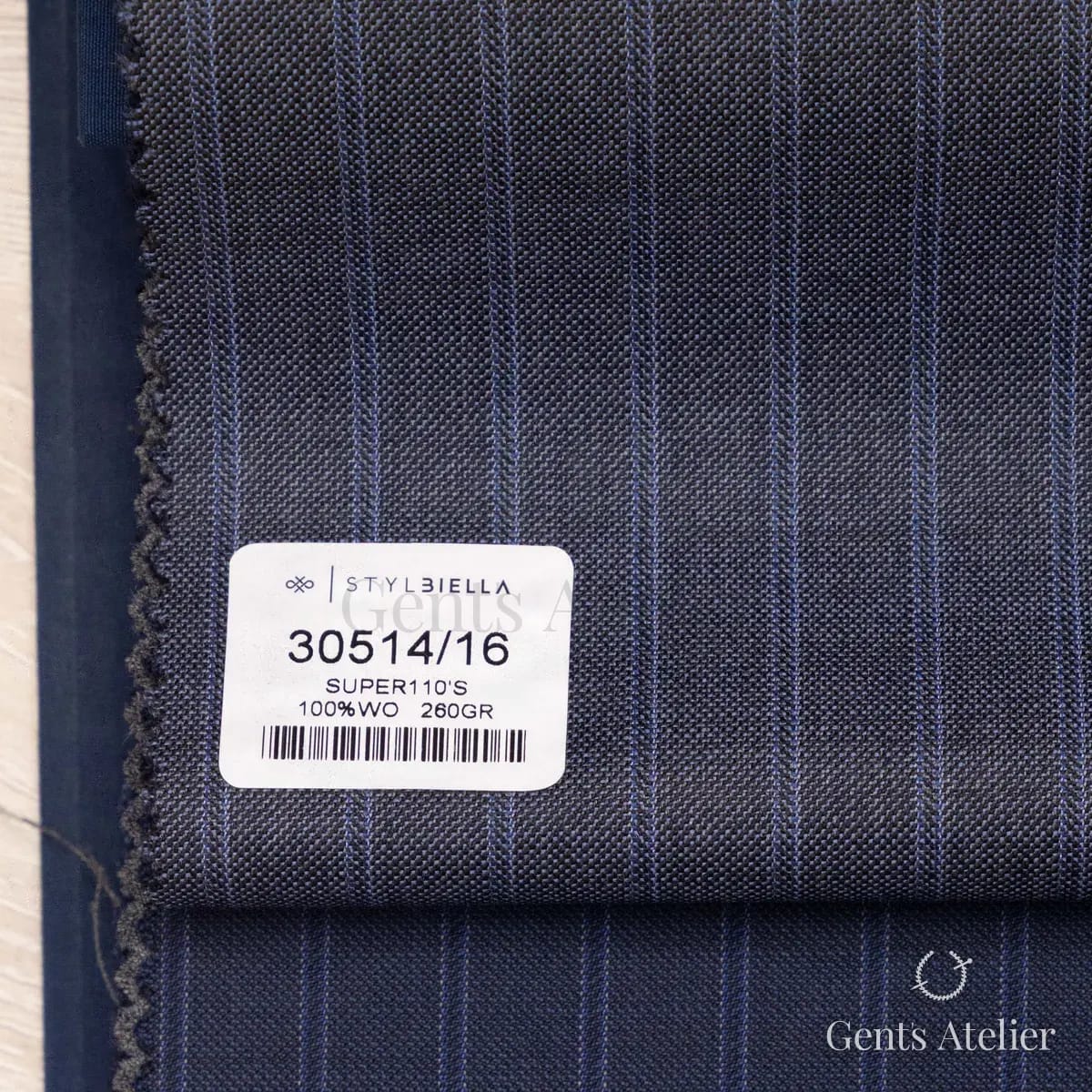 Образец ткани Stylbiella 30514/16 с этикеткой, тёмно-синий