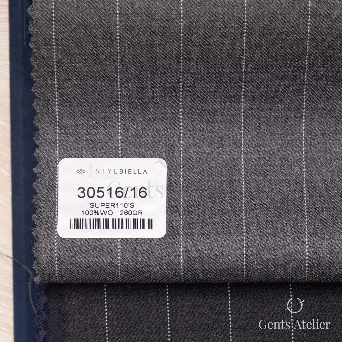 Образец ткани Stylbiella 30516/16 с этикеткой, серый