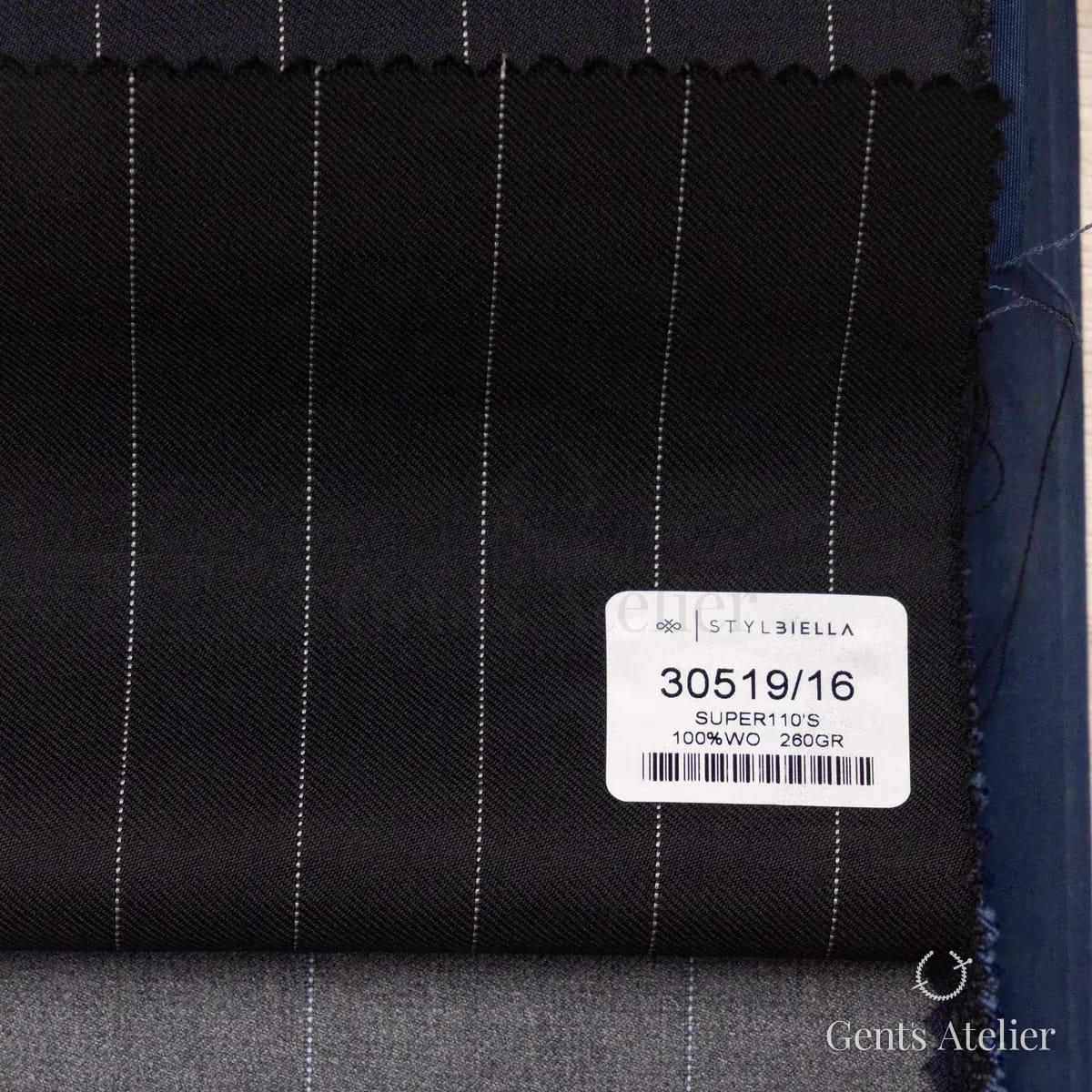 Образец ткани Stylbiella 30519/16 с этикеткой, чёрный