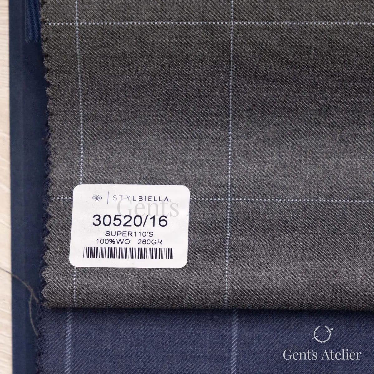 Образец ткани Stylbiella 30520/16 с этикеткой, серый
