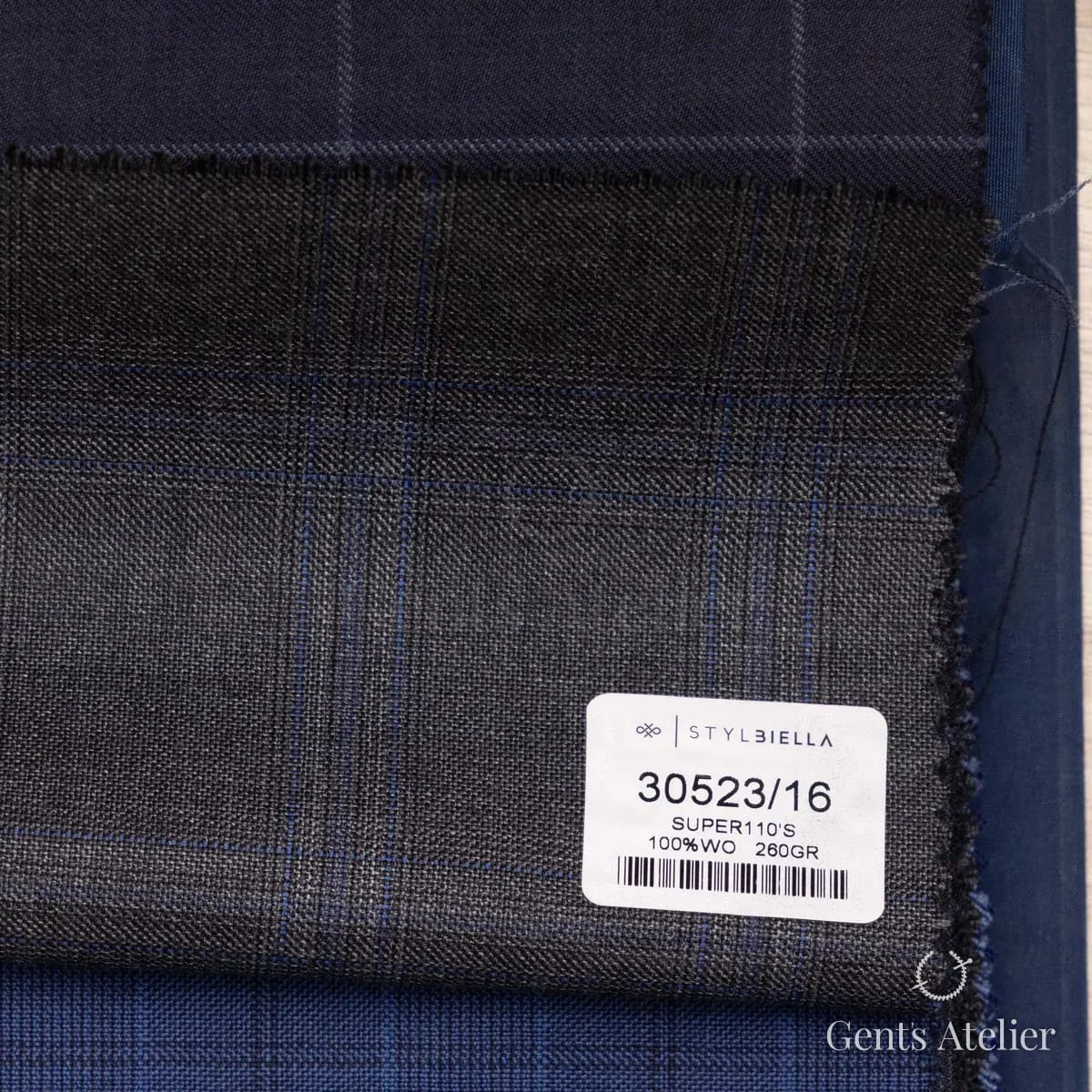 Образец ткани Stylbiella 30523/16 с этикеткой, тёмно-серый