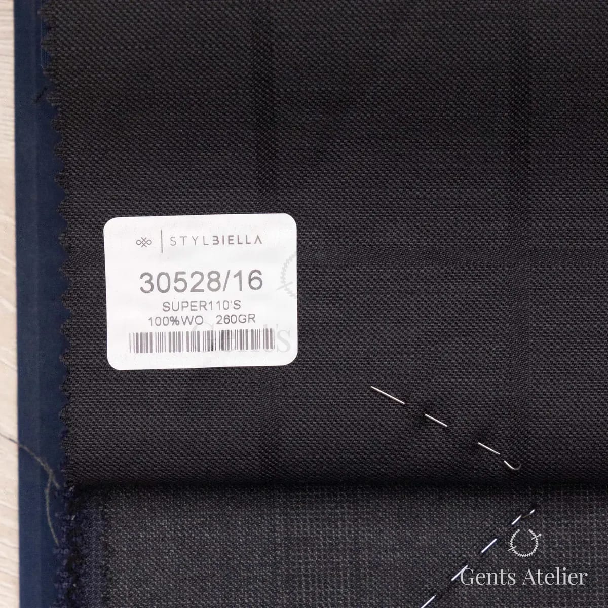 Образец ткани Stylbiella 30528/16 с этикеткой, тёмно-серый