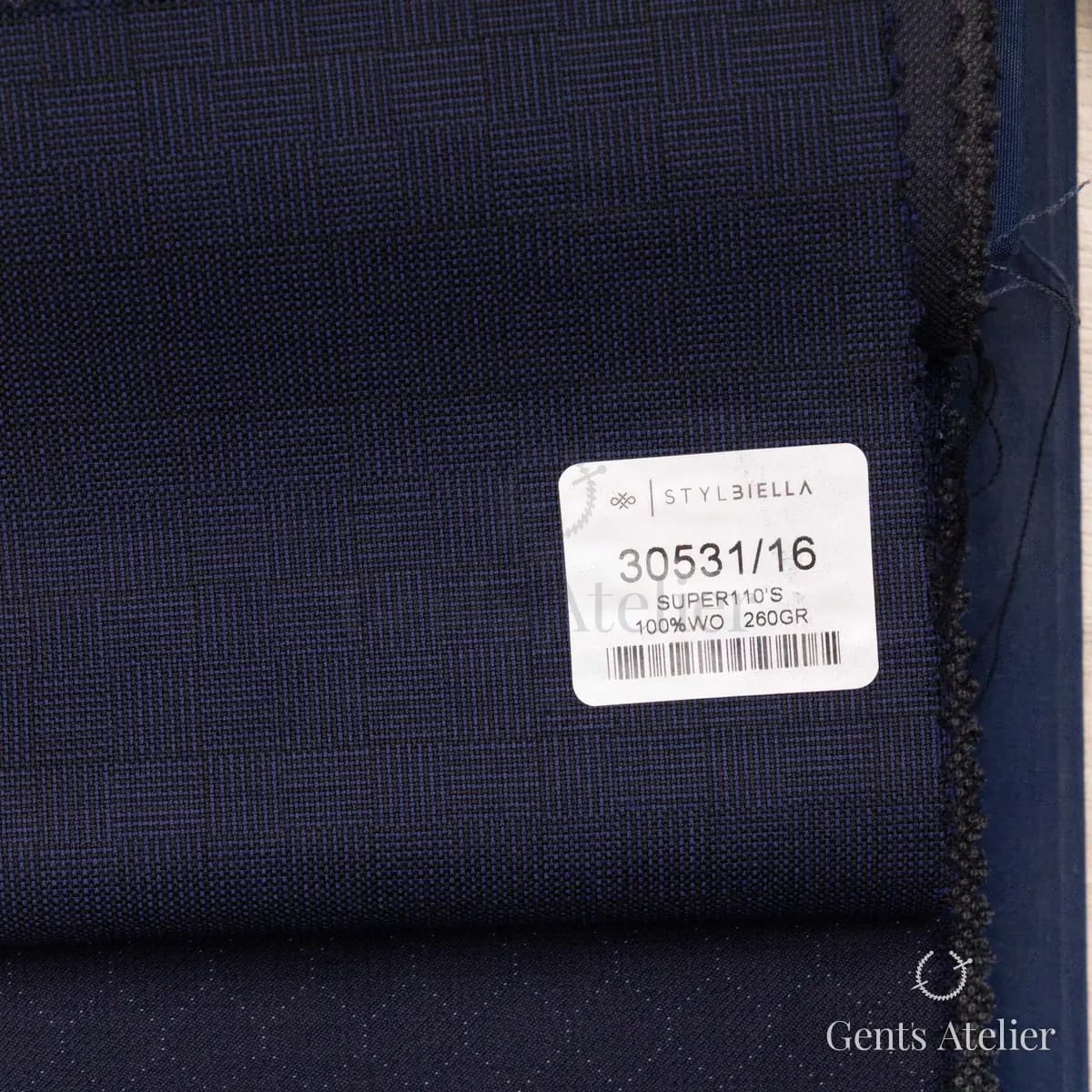 Образец ткани Stylbiella 30531/16 с этикеткой, тёмно-синий