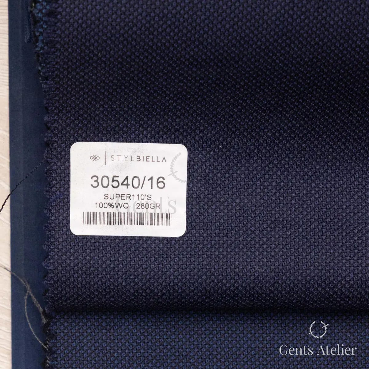Образец ткани Stylbiella 30540/16 с этикеткой, тёмно-синий
