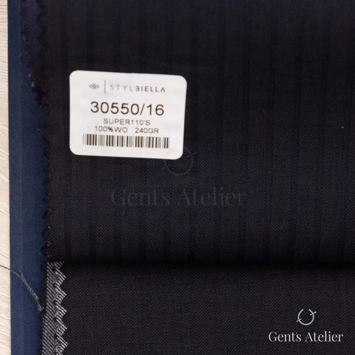Образец ткани Stylbiella 30550/16 с этикеткой, тёмно-синий