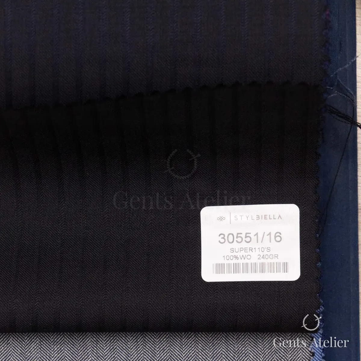 Образец ткани Stylbiella 30551/16 с этикеткой, тёмно-синий