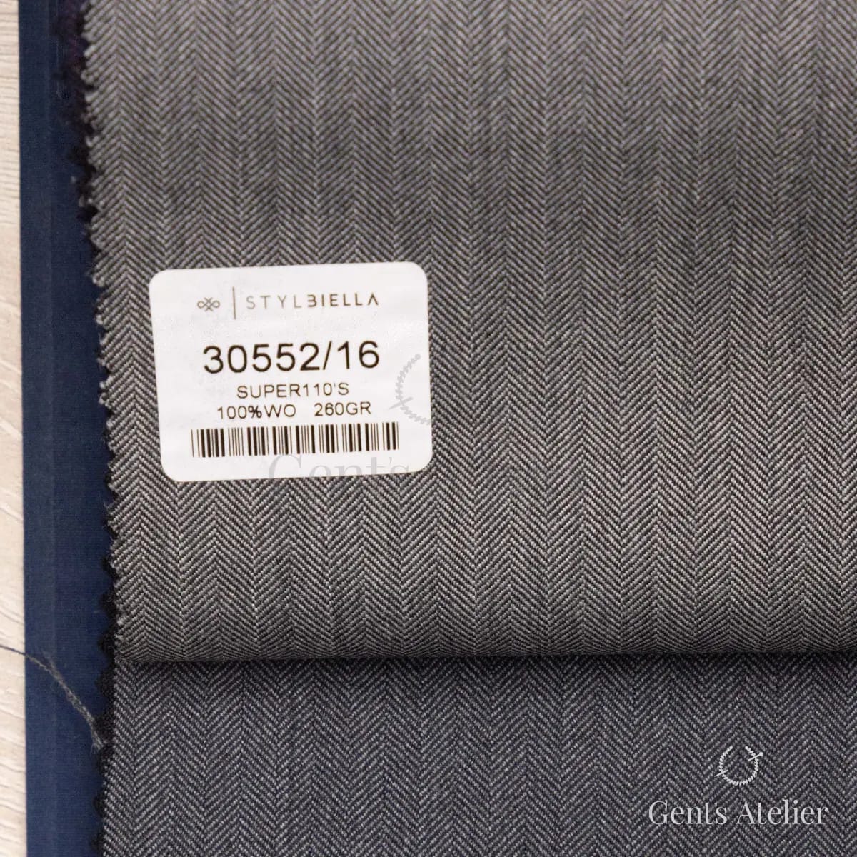 Образец ткани Stylbiella 30552/16 с этикеткой, светло-серый