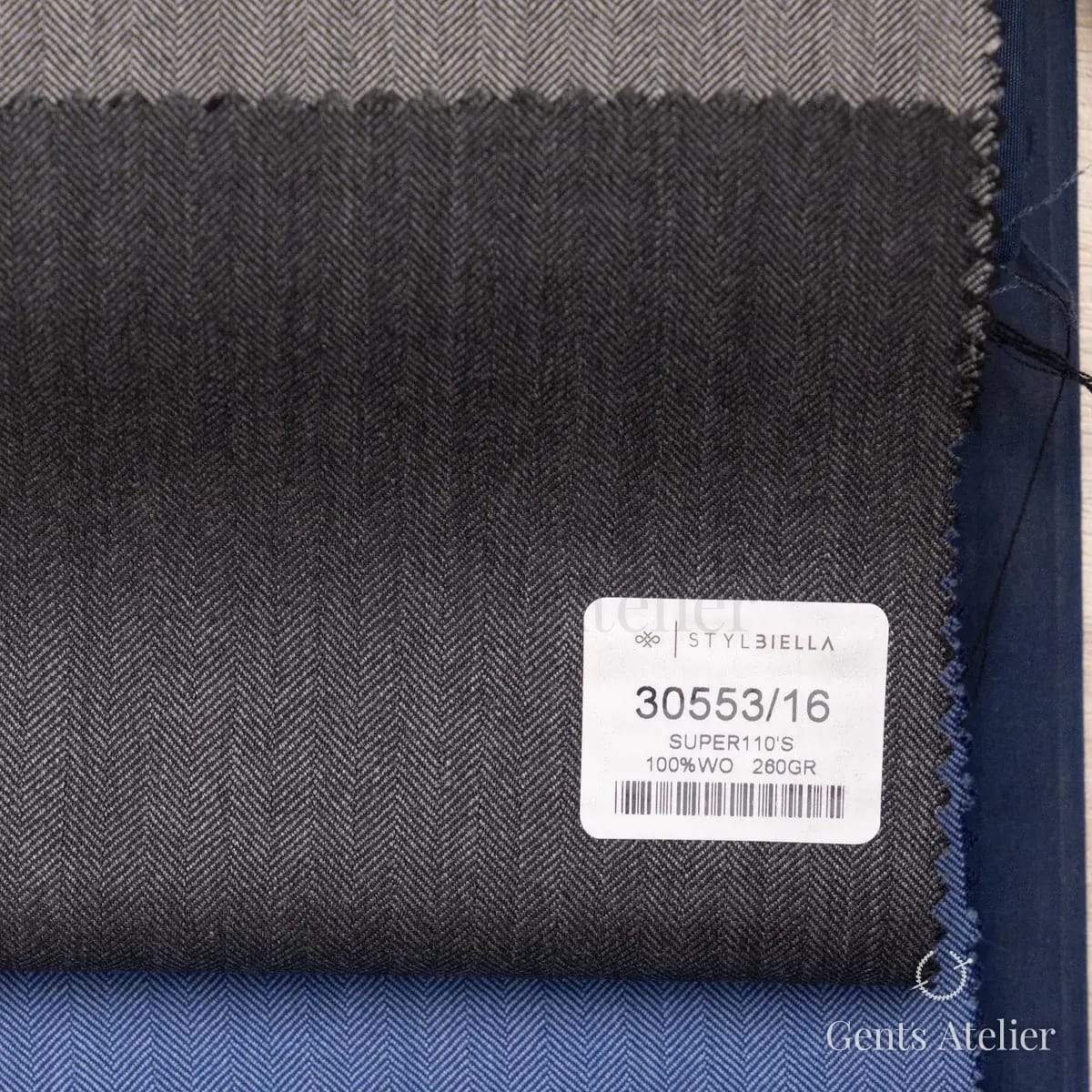 Образец ткани Stylbiella 30553/16 с этикеткой, тёмно-серый