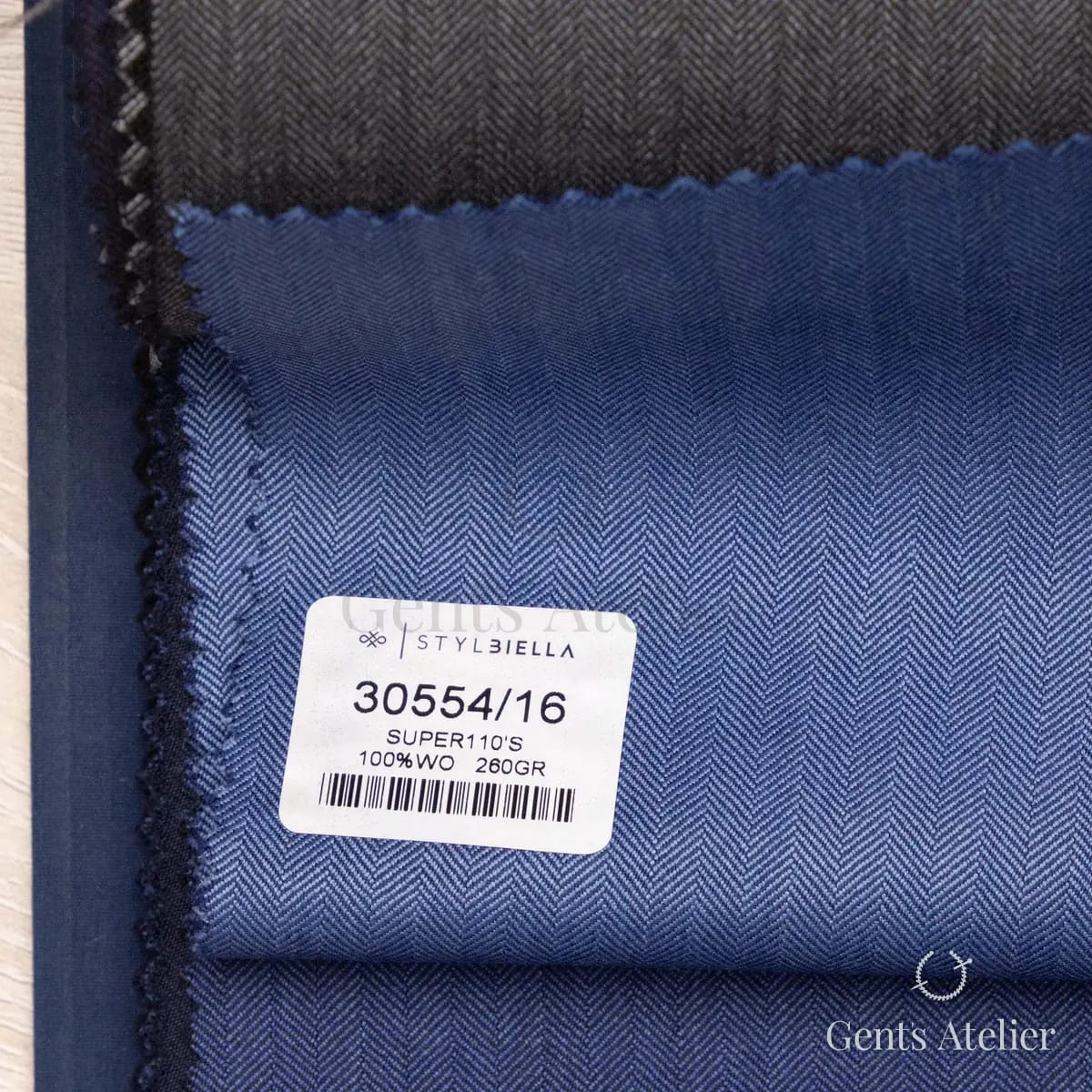 Образец ткани Stylbiella 30554/16 с этикеткой, синий
