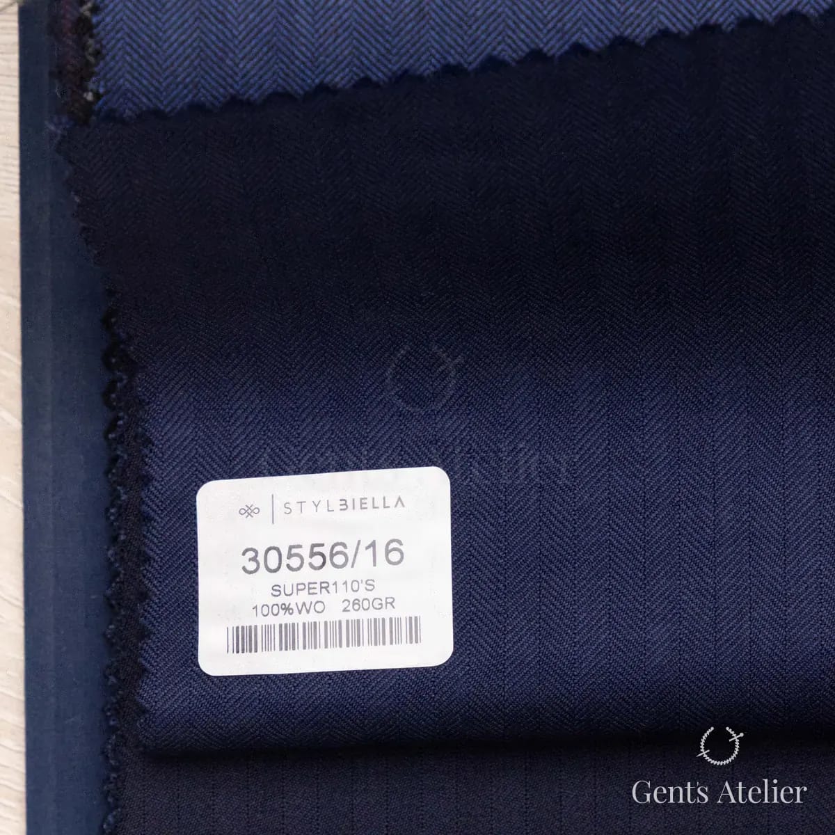 Образец ткани Stylbiella 30556/16 с этикеткой, тёмно-синий