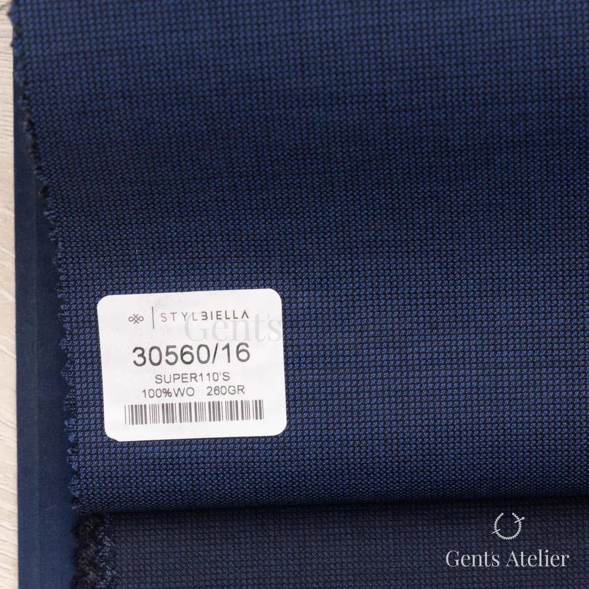 Образец ткани Stylbiella 30560/16 с этикеткой, тёмно-синий