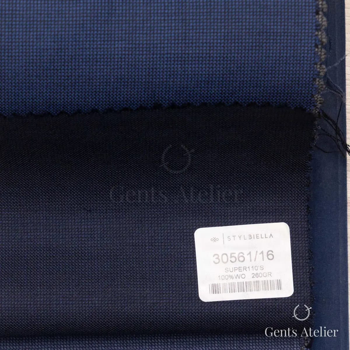 Образец ткани Stylbiella 30561/16 с этикеткой, тёмно-синий
