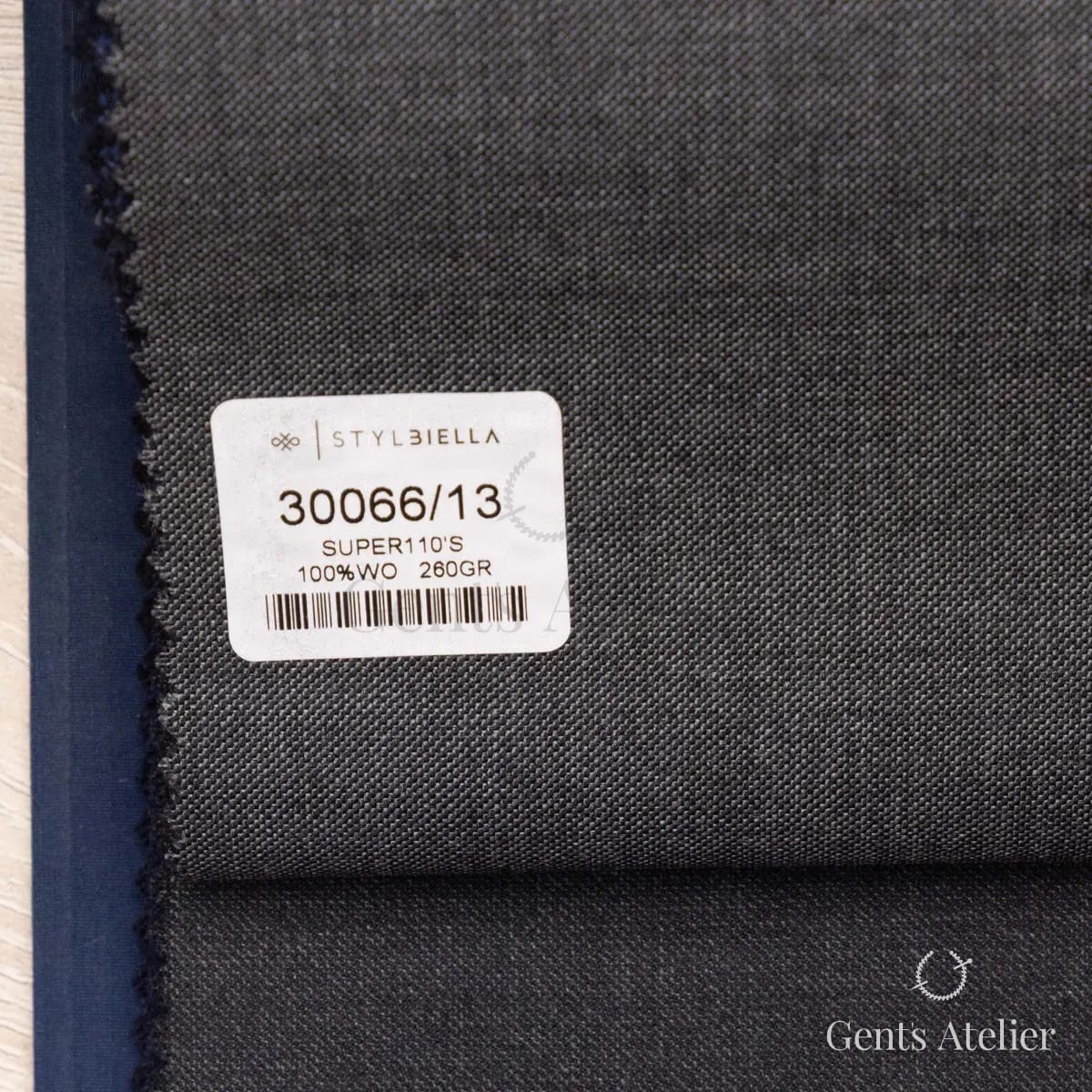 Образец ткани Stylbiella 30066/13 с этикеткой, серый