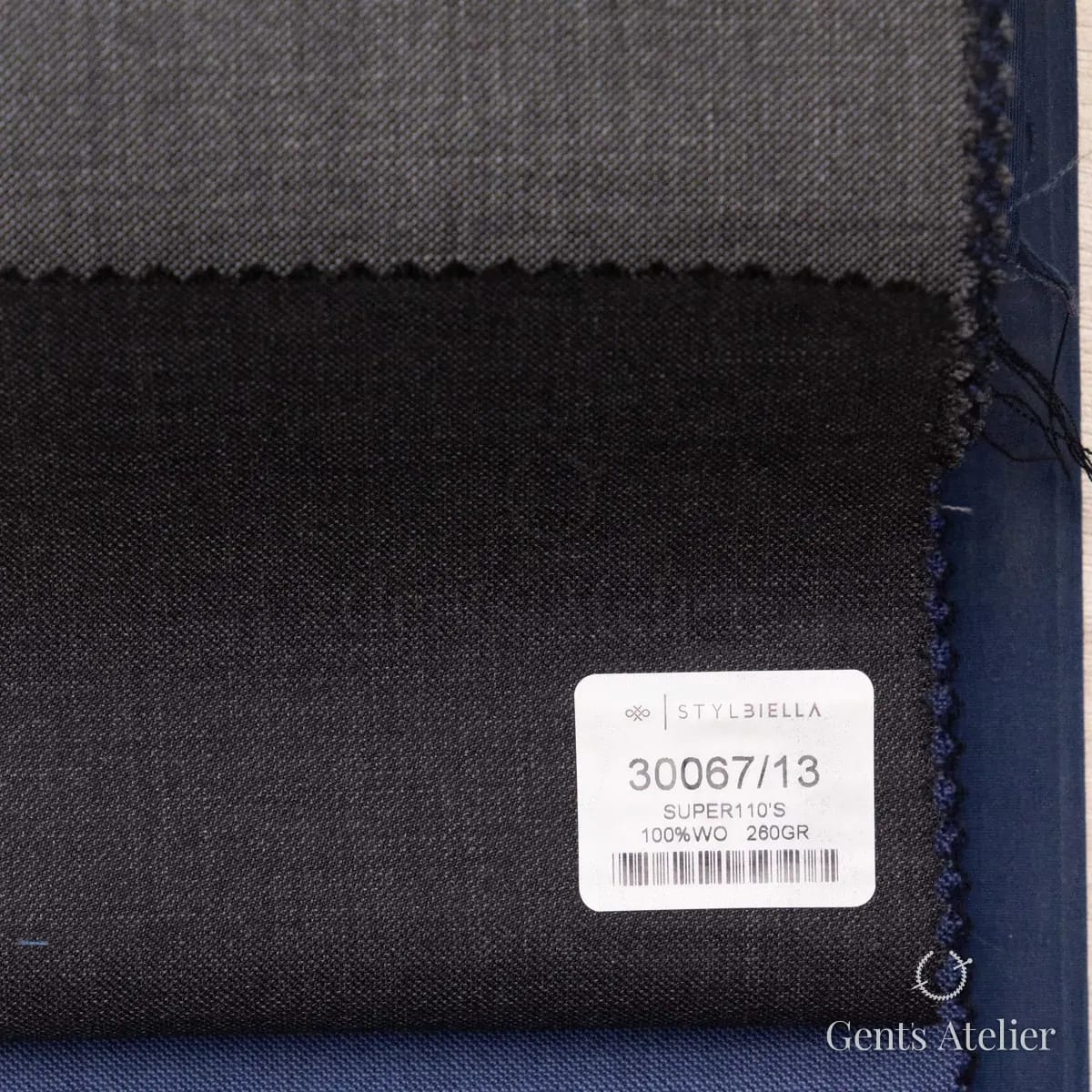 Образец ткани Stylbiella 30067/13 с этикеткой, тёмно-серый