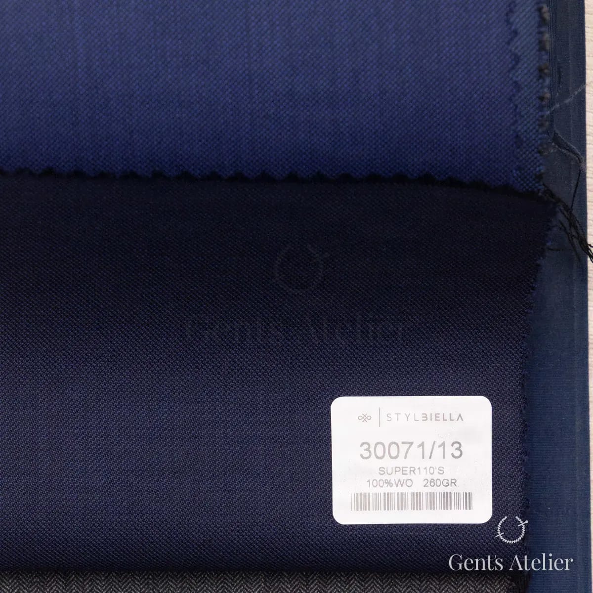 Образец ткани Stylbiella 30071/13 с этикеткой, тёмно-синий