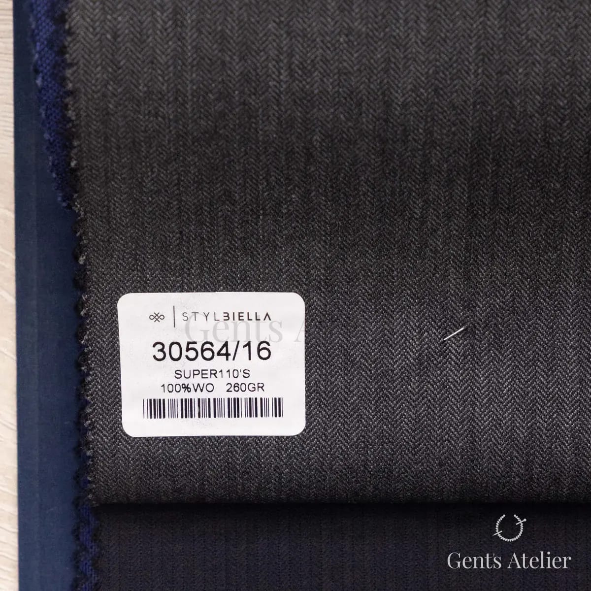 Образец ткани Stylbiella 30564/16 с этикеткой, тёмно-серый