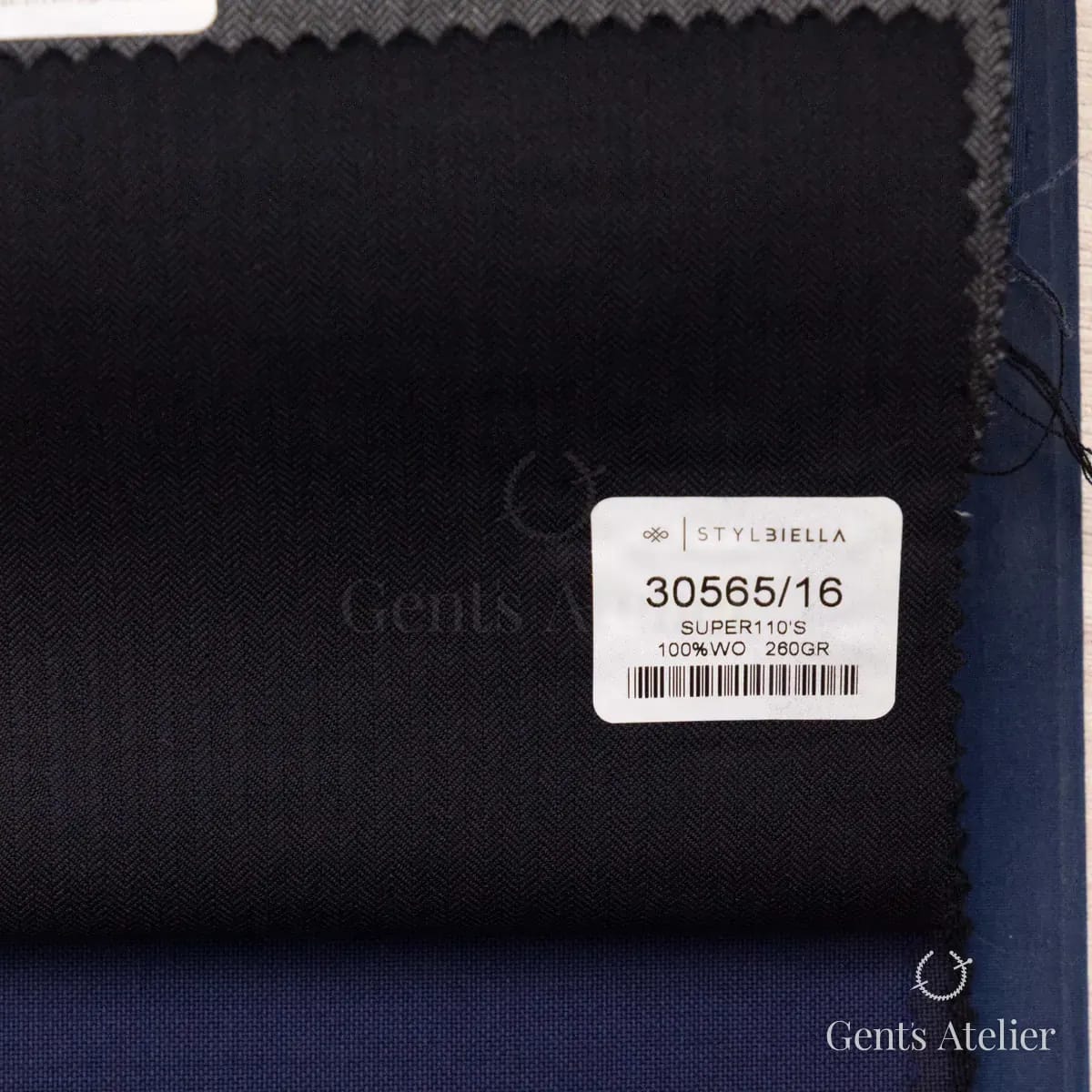 Образец ткани Stylbiella 30565/16 с этикеткой, чёрный