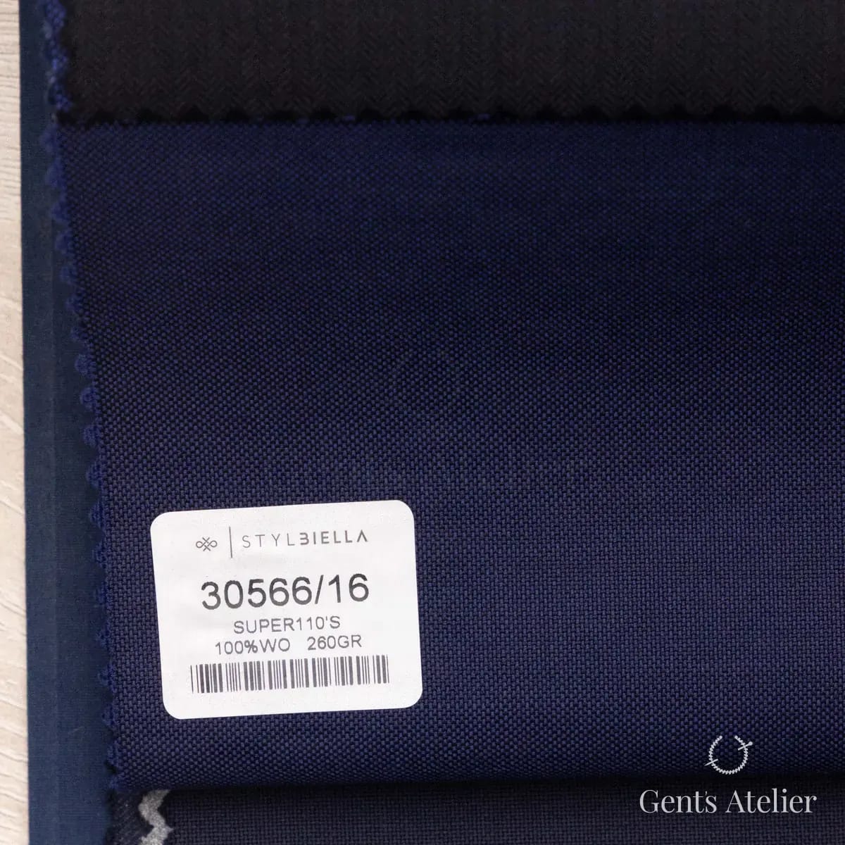 Образец ткани Stylbiella 30566/16 с этикеткой, тёмно-синий