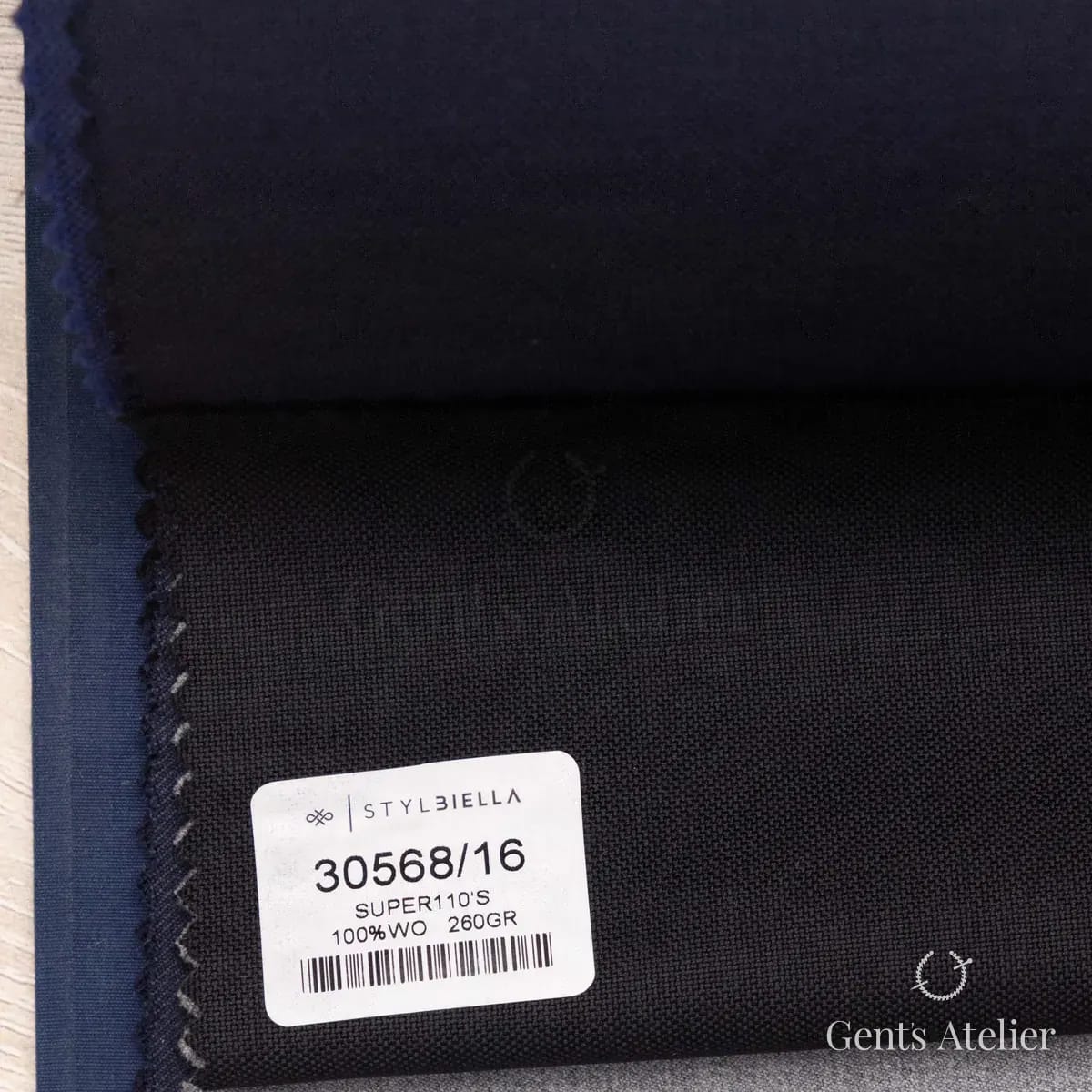 Образец ткани Stylbiella 30568/16 с этикеткой, чёрный