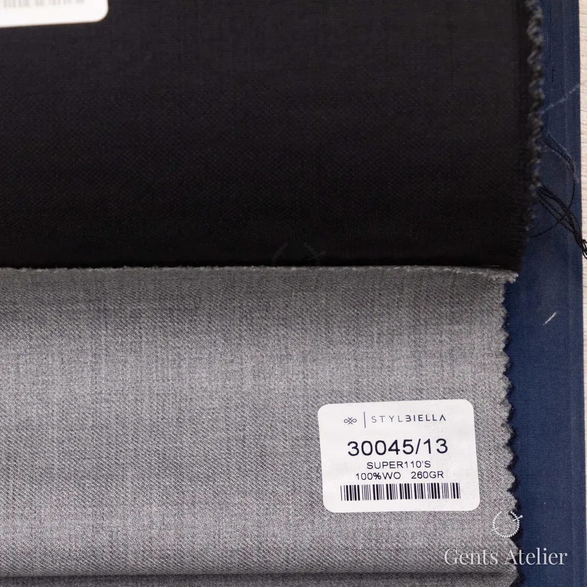 Образец ткани Stylbiella 30045/13 с этикеткой, светло-серый