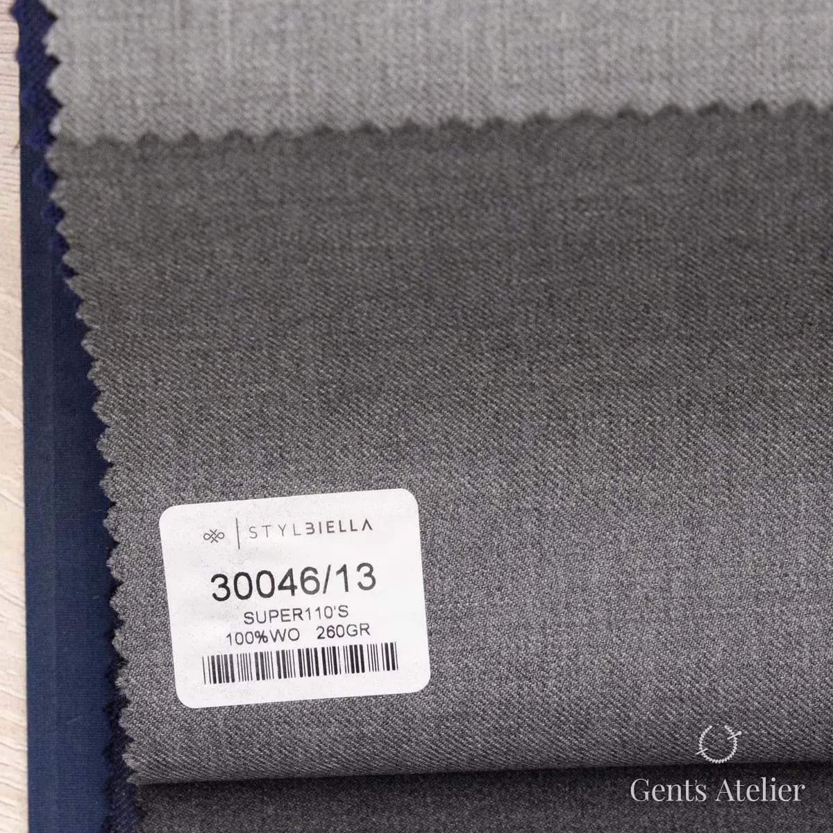 Образец ткани Stylbiella 30046/13 с этикеткой, серый
