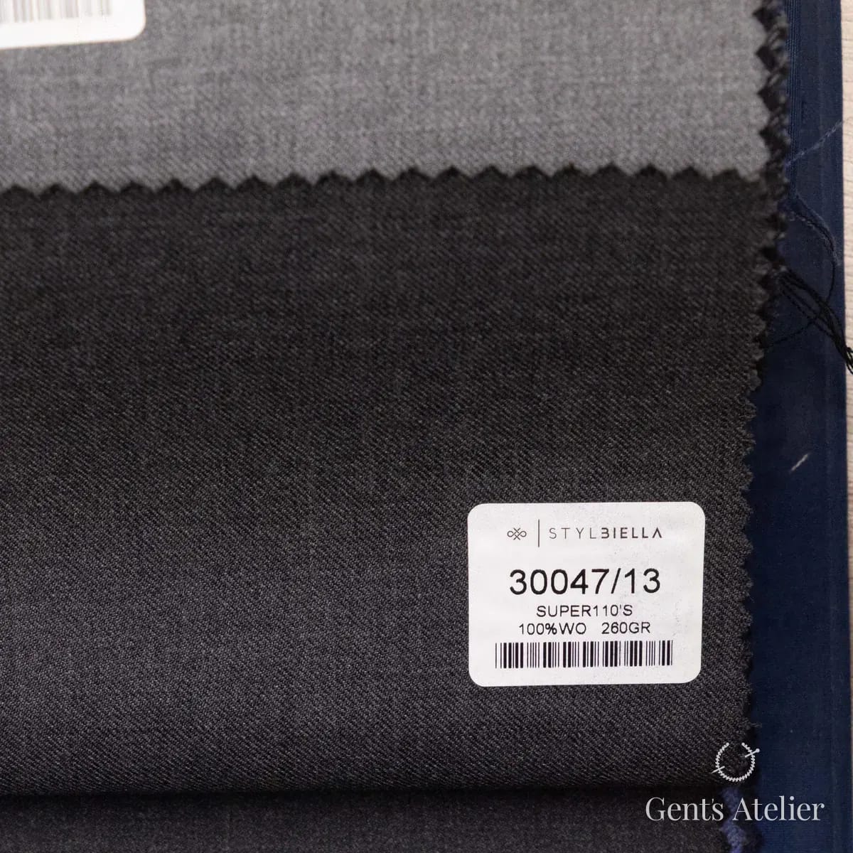Образец ткани Stylbiella 30047/13 с этикеткой, тёмно-серый