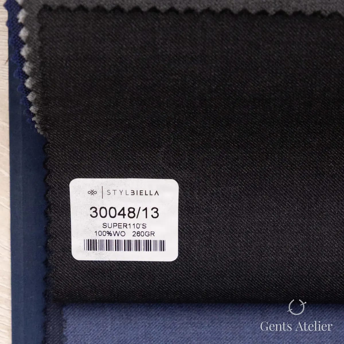 Образец ткани Stylbiella 30048/13 с этикеткой, чёрный